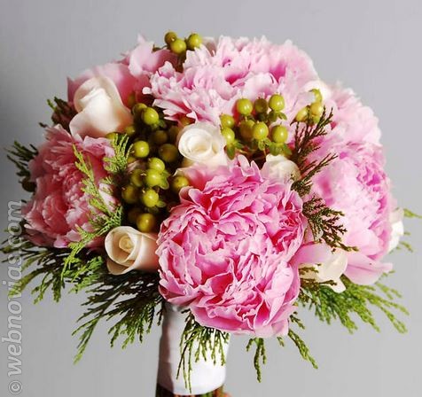 bouquet-de-novia-con-peonias-rosas-bl-y-hypericum-3